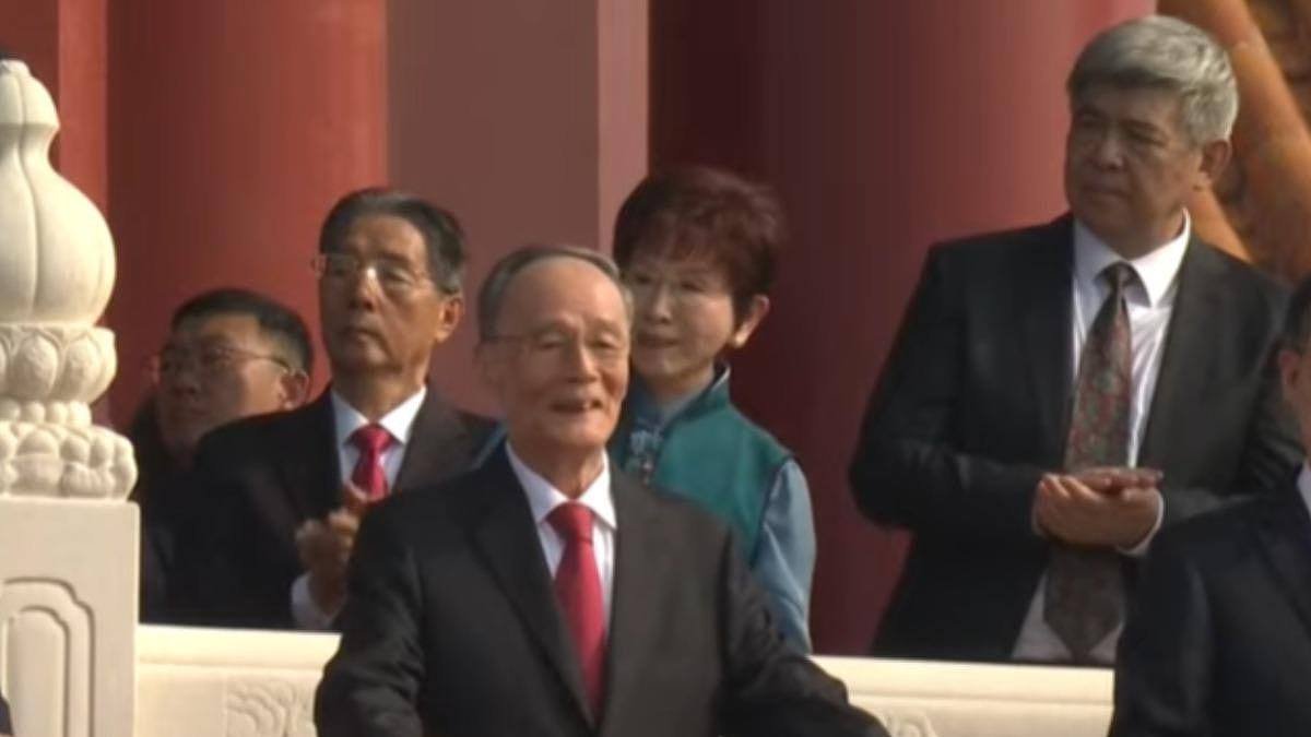 中国阅兵:洪秀柱现身天安门城楼观礼,赖清德赴忠烈祠祭祀(组图) - 1