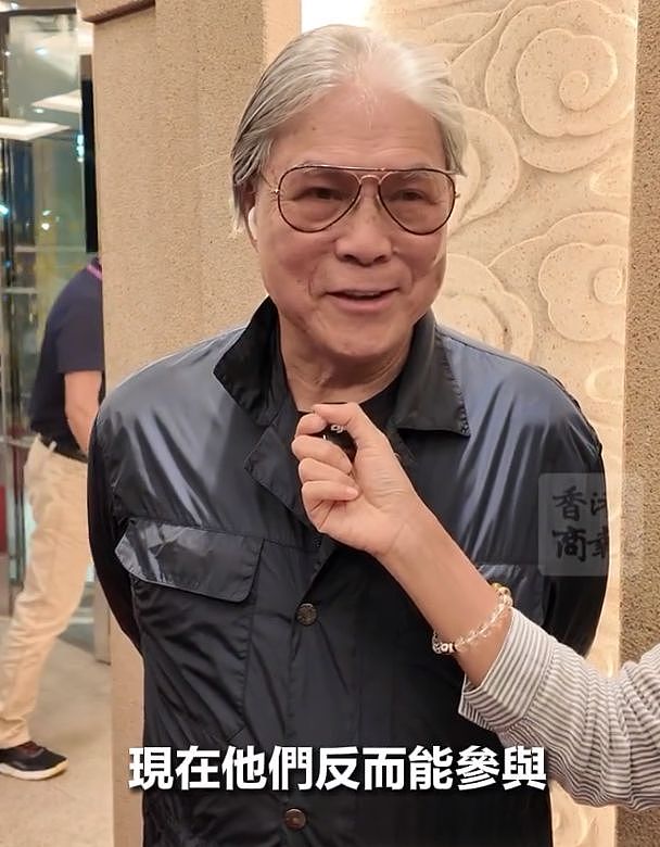 霍启刚晒阅兵现场，穿中山装一脸自豪，霍震霆回应和俩儿子观礼（组图） - 9