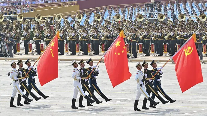 外网也热议!中国阅兵神器震撼外国网友,有人看完酸酸自嘲:我们的烂游行就手里拿个无人机走来走去…(组图) - 4