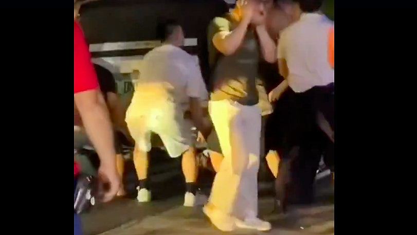 恐怖画面曝光!广州车撞路人酿至少6伤,目击者:有个小孩在车底(视频/组图) - 3