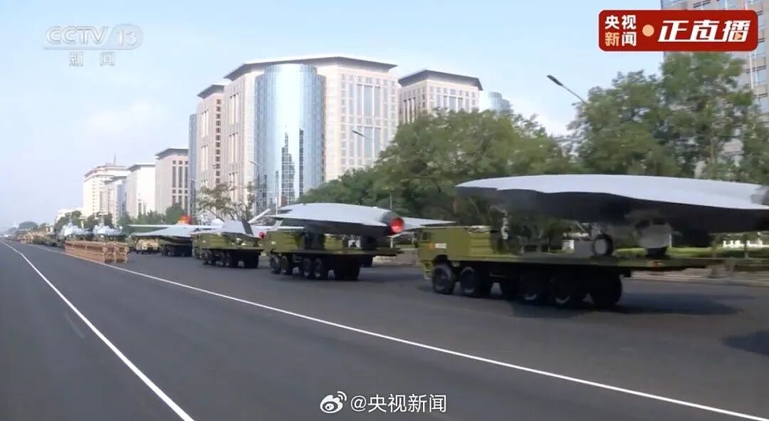 歼20S、DF61导弹,震撼亮相!三支兵种首次亮相天安门广场,空中梯队战机起飞(组图) - 14