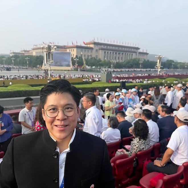霍启刚晒阅兵现场，穿中山装一脸自豪，霍震霆回应和俩儿子观礼（组图） - 1