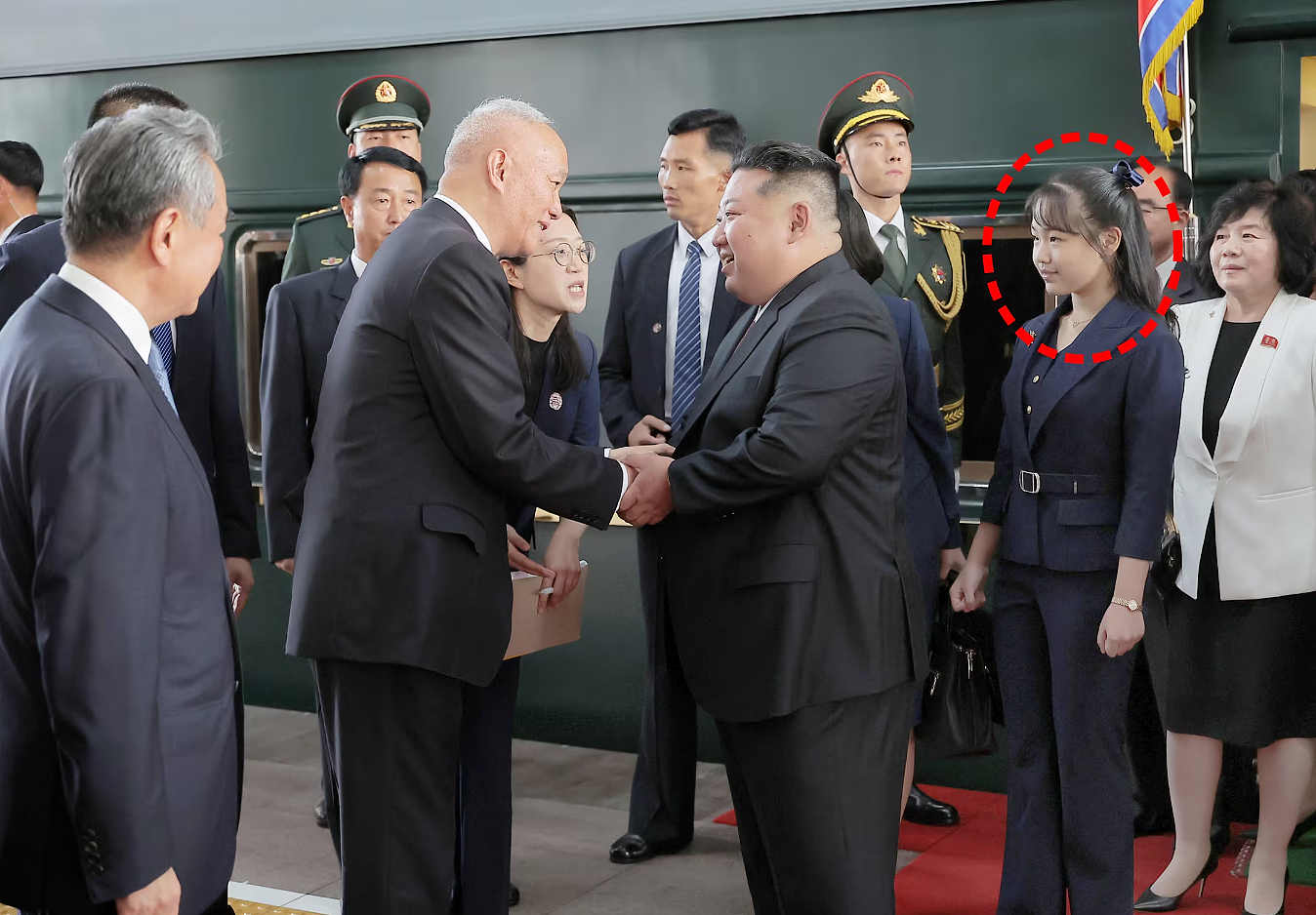 金正恩曝“世袭第4代”计划!12岁爱女首度国外亮相,专家分析动机(组图) - 1