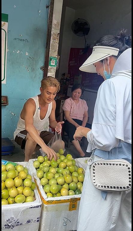 何超莲前度男友“嫁入”豪门梦碎，打回原形被发现广西摆摊卖水果（组图） - 3