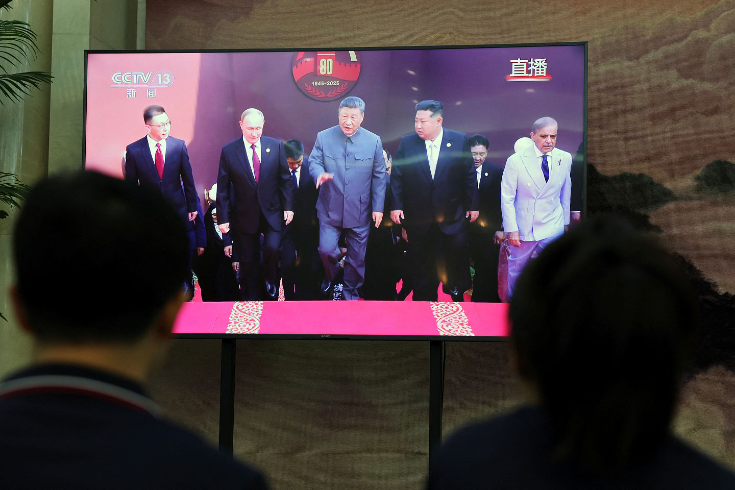 金正恩、习近平对话内容曝光!同登天安门阅兵,妻女未露面(视频/图) - 1