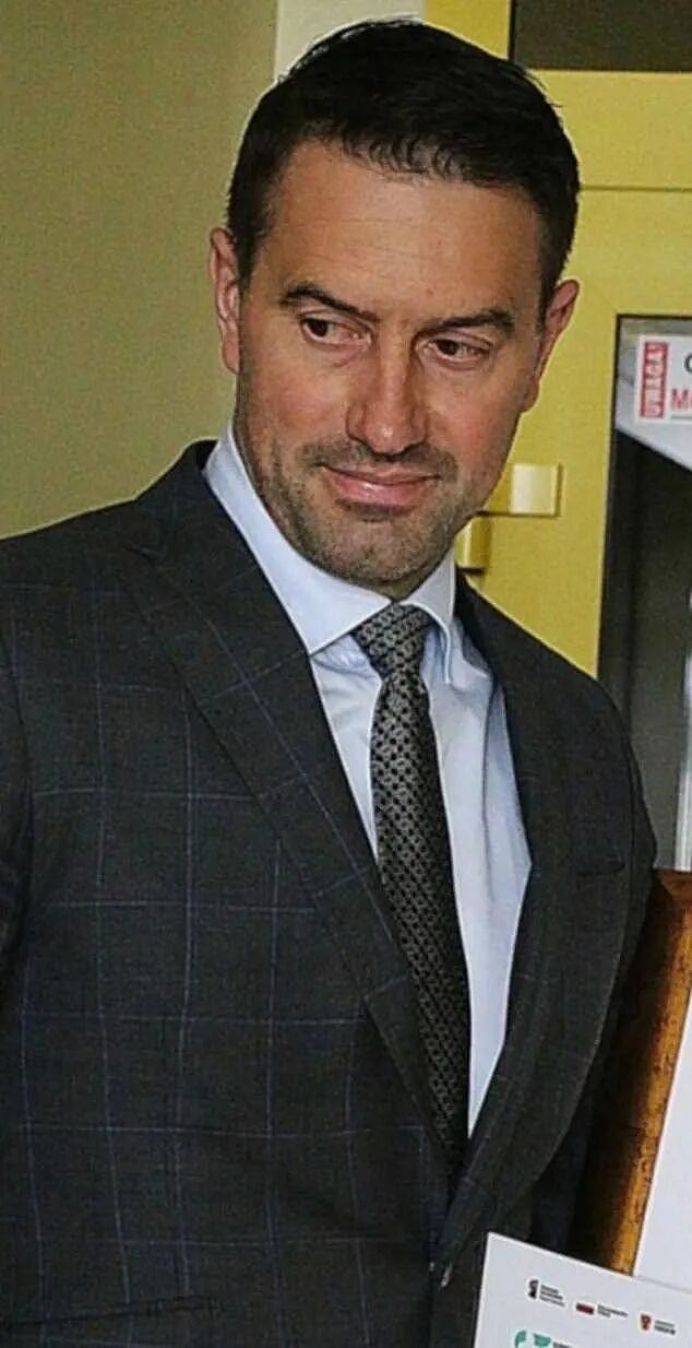 男子在网球赛上无耻抢小孩球员帽,被挖出居然是富豪CEO?!被网友狂喷后,其公司股价狂跌(组图) - 10
