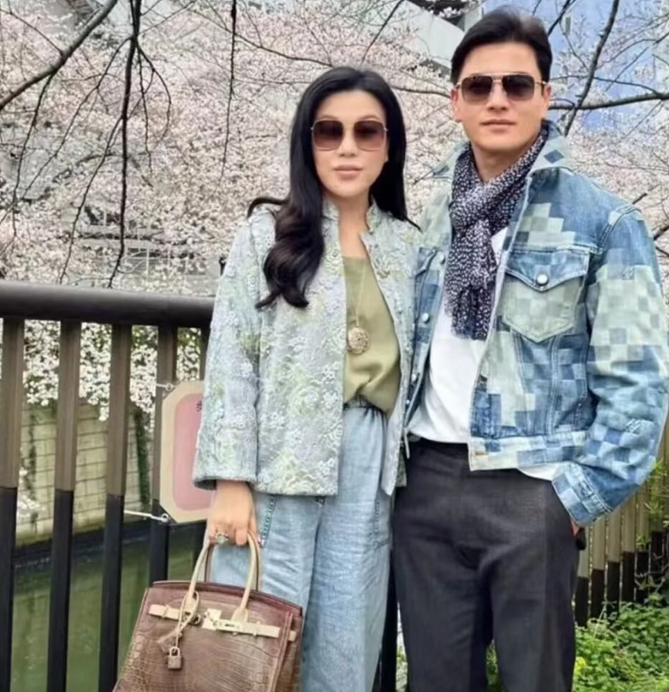 70岁吕良伟身材曝光!一婚周海媚,二婚邝美云,三婚亿万富婆(组图) - 1