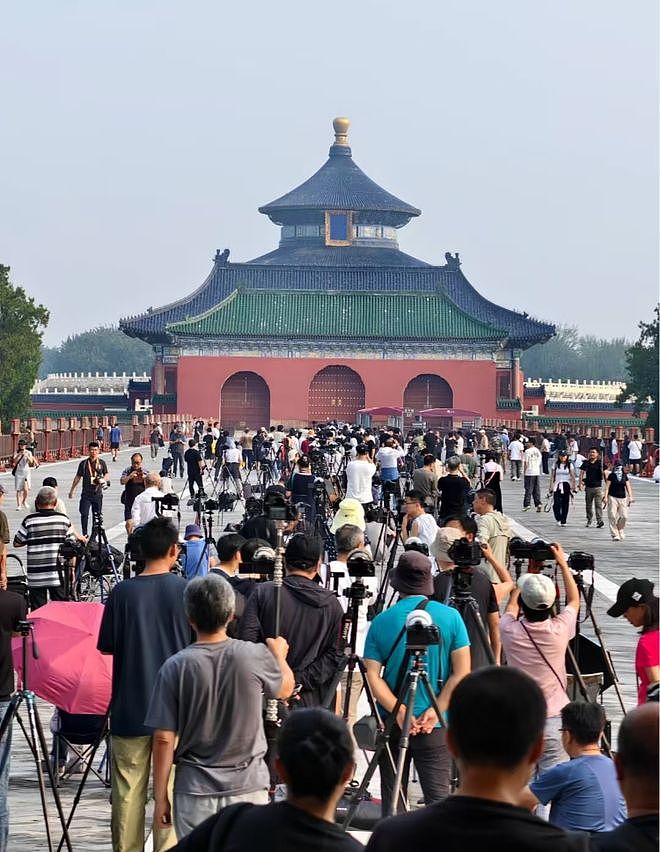 游客进京看阅兵称看到战机编队“这趟值了”,埃文凯尔现身天坛引发围观(组图) - 2