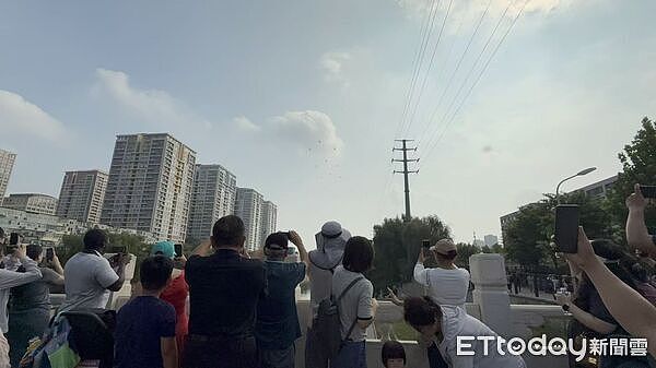 空中护旗梯队抢先出场，北京市民狂喊“来了！”一早卡位抢看战机（组图） - 3