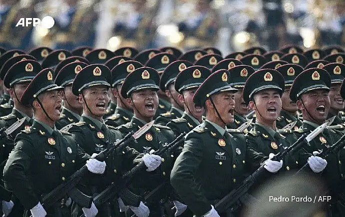 外网也热议!中国阅兵神器震撼外国网友,有人看完酸酸自嘲:我们的烂游行就手里拿个无人机走来走去…(组图) - 16