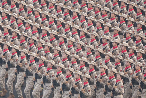 远看一直线！九三阅兵现“复制贴上”，民众嗨喊：强迫症超舒爽（视频/组图） - 2