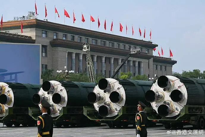 外网也热议!中国阅兵神器震撼外国网友,有人看完酸酸自嘲:我们的烂游行就手里拿个无人机走来走去…(组图) - 17