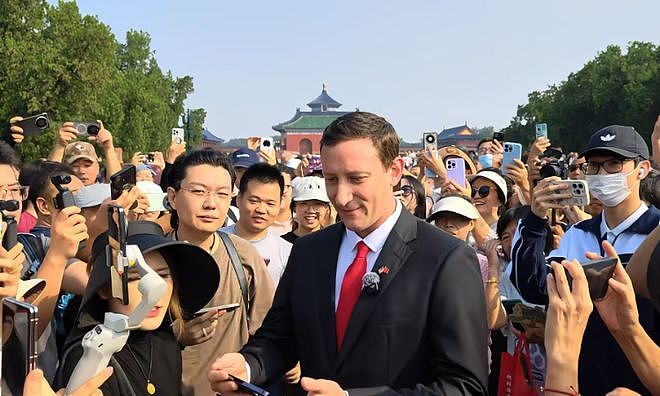 游客进京看阅兵称看到战机编队“这趟值了”,埃文凯尔现身天坛引发围观(组图) - 3