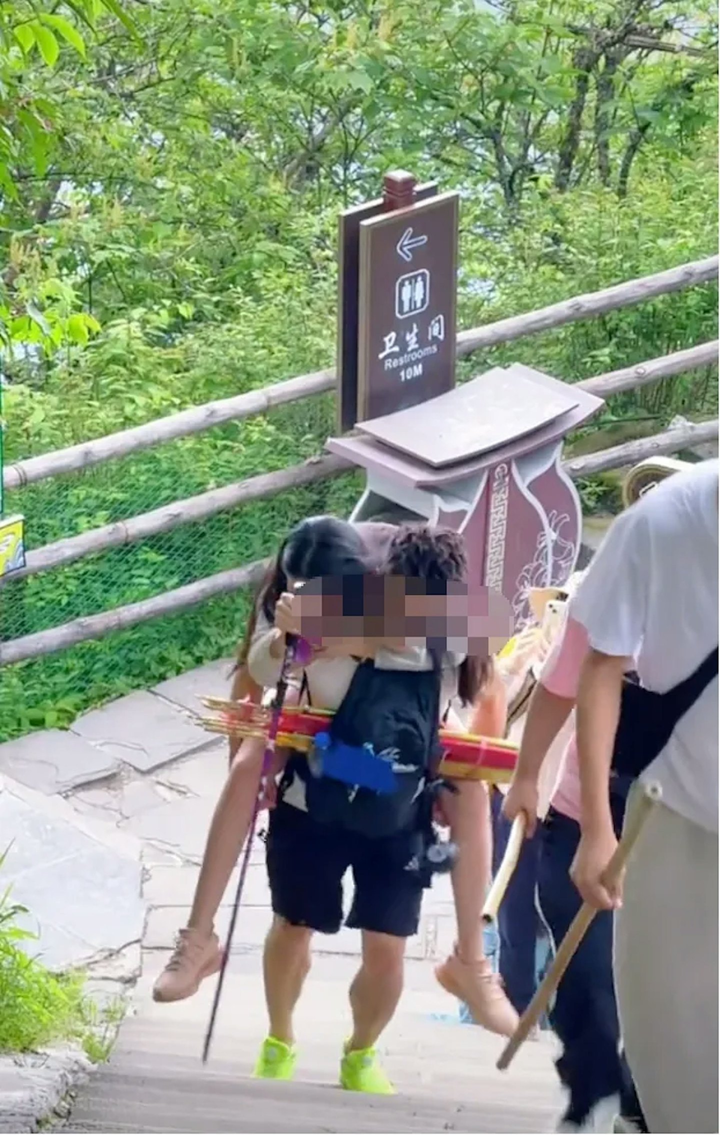 峨眉山帅哥陪爬肉体接触太多陷色情争议,领队回应(组图) - 6