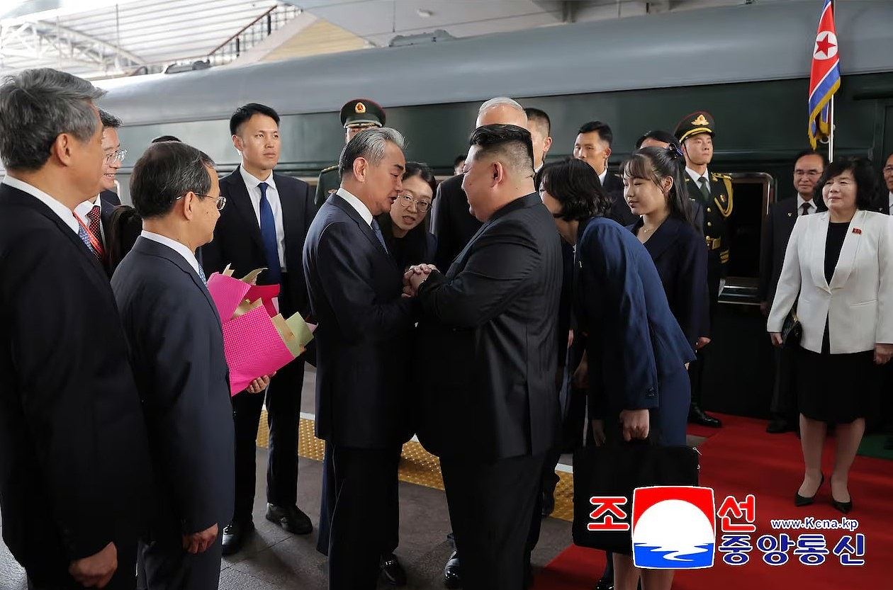 金正恩乘专列抵北京，女儿金朱爱随行！蔡奇、王毅迎接（组图） - 5