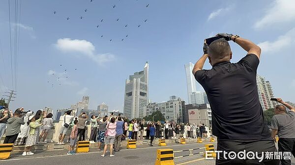 空中护旗梯队抢先出场，北京市民狂喊“来了！”一早卡位抢看战机（组图） - 1