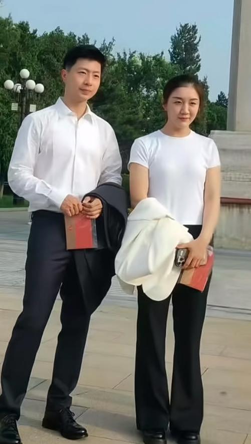 运动员观礼大合影,张雨霏C位,潘展乐站后排,马龙陈梦合影曝光(组图) - 7