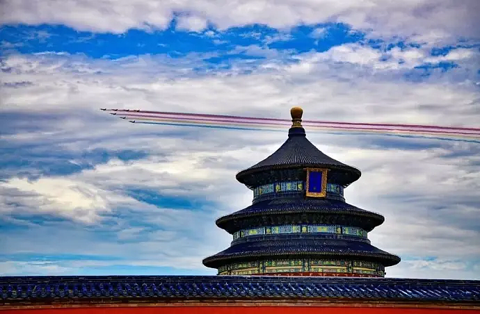 外网也热议!中国阅兵神器震撼外国网友,有人看完酸酸自嘲:我们的烂游行就手里拿个无人机走来走去…(组图) - 5