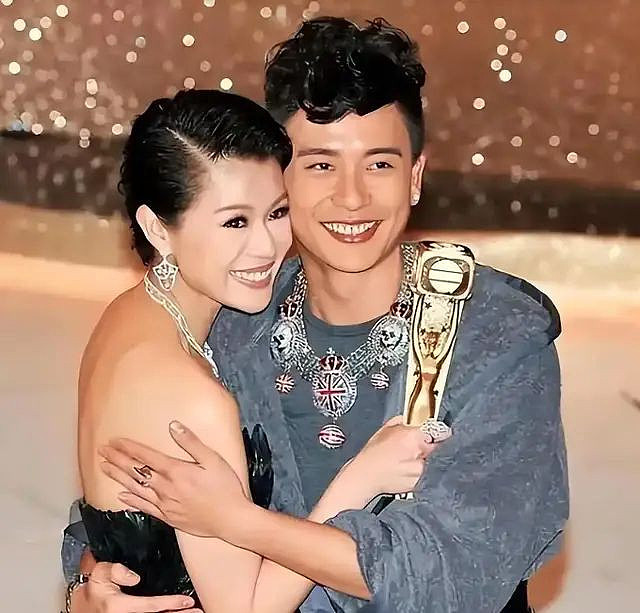 曾经狂撒狗粮，现今却“各自浪荡”，这几对情侣...（组图） - 24