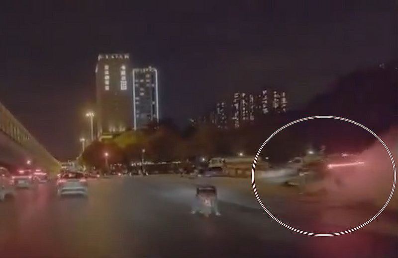 广州车撞路人酿至少6伤 目击者:有个小孩在车底(组图) - 2