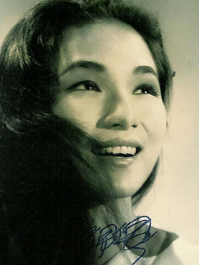 郑佩佩才去世一年,小儿子就“原形毕露”(组图) - 1