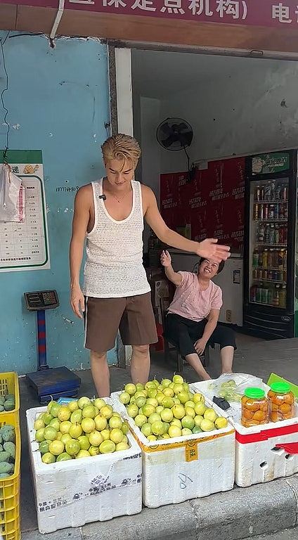 何超莲前度男友“嫁入”豪门梦碎，打回原形被发现广西摆摊卖水果（组图） - 6