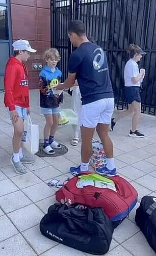 男子在网球赛上无耻抢小孩球员帽,被挖出居然是富豪CEO?!被网友狂喷后,其公司股价狂跌(组图) - 14