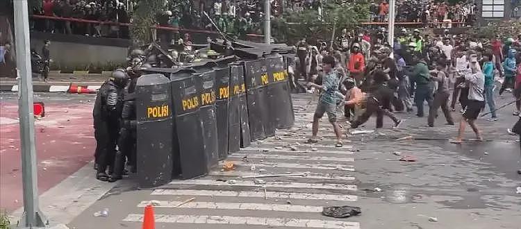 印尼暴民攻破议会、火烧警局！30倍的收入差距，点燃印尼人的怒火（组图） - 5