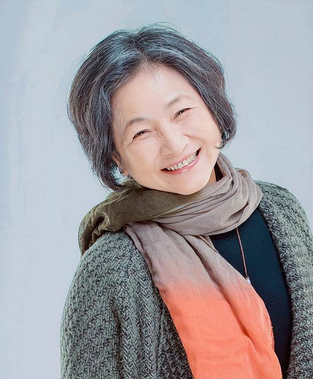 郑佩佩才去世一年,小儿子就“原形毕露”(组图) - 17
