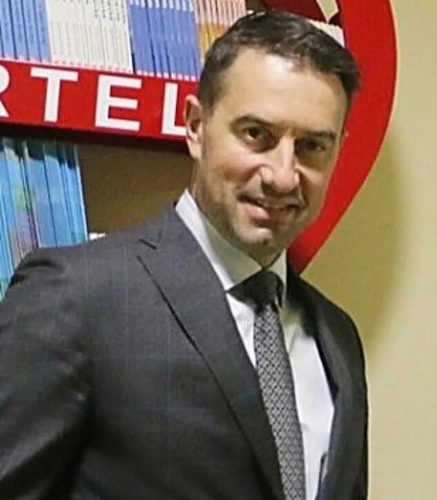 男子在网球赛上无耻抢小孩球员帽,被挖出居然是富豪CEO?!被网友狂喷后,其公司股价狂跌(组图) - 13