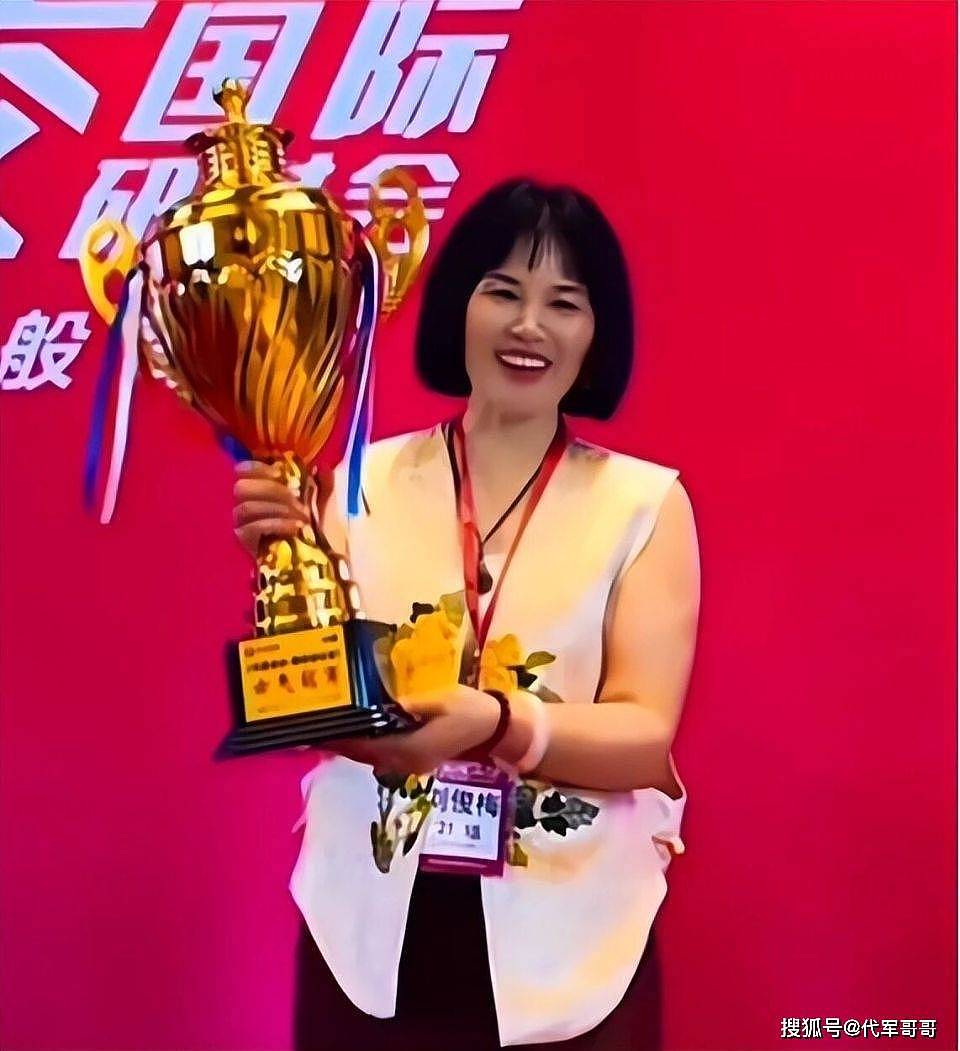 河南富婆刘昱彤:前夫去世仅8个月下嫁小16岁小伙(组图) - 2