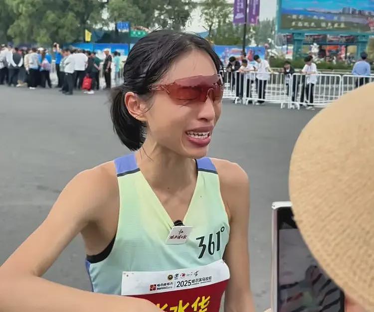 最快女护士哭求调休跑马拉松,卫健委回应,普通要求竟引来全网骂(组图) - 2