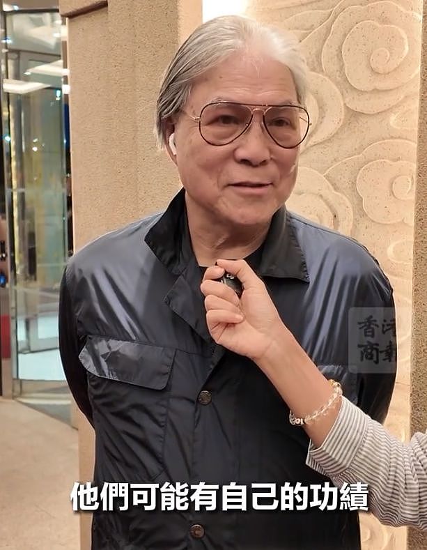 霍启刚晒阅兵现场，穿中山装一脸自豪，霍震霆回应和俩儿子观礼（组图） - 8