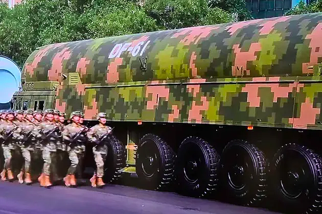 外网也热议!中国阅兵神器震撼外国网友,有人看完酸酸自嘲:我们的烂游行就手里拿个无人机走来走去…(组图) - 31