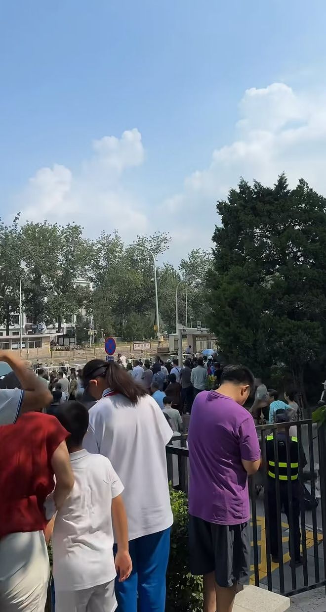 游客进京看阅兵称看到战机编队“这趟值了”,埃文凯尔现身天坛引发围观(组图) - 1
