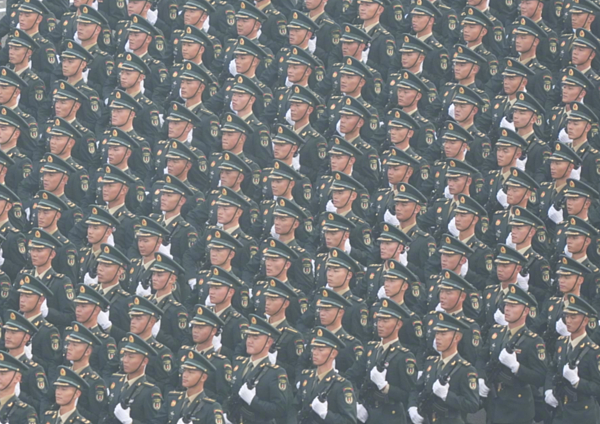 远看一直线！九三阅兵现“复制贴上”，民众嗨喊：强迫症超舒爽（视频/组图） - 1