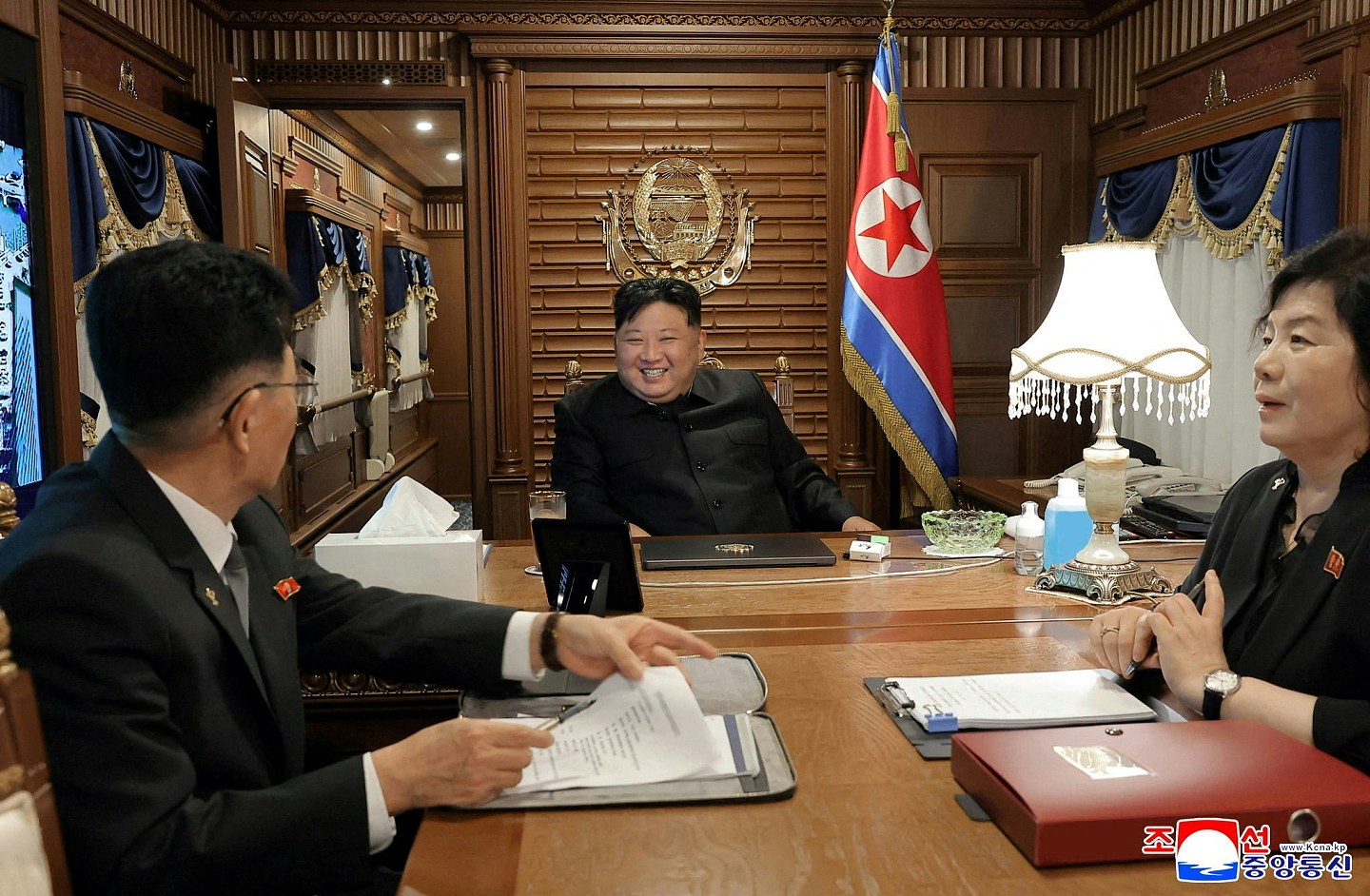 金正恩乘专列抵北京，女儿金朱爱随行！蔡奇、王毅迎接（组图） - 7