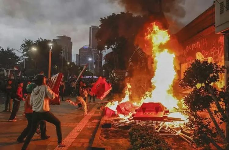 印尼暴民攻破议会、火烧警局！30倍的收入差距，点燃印尼人的怒火（组图） - 11