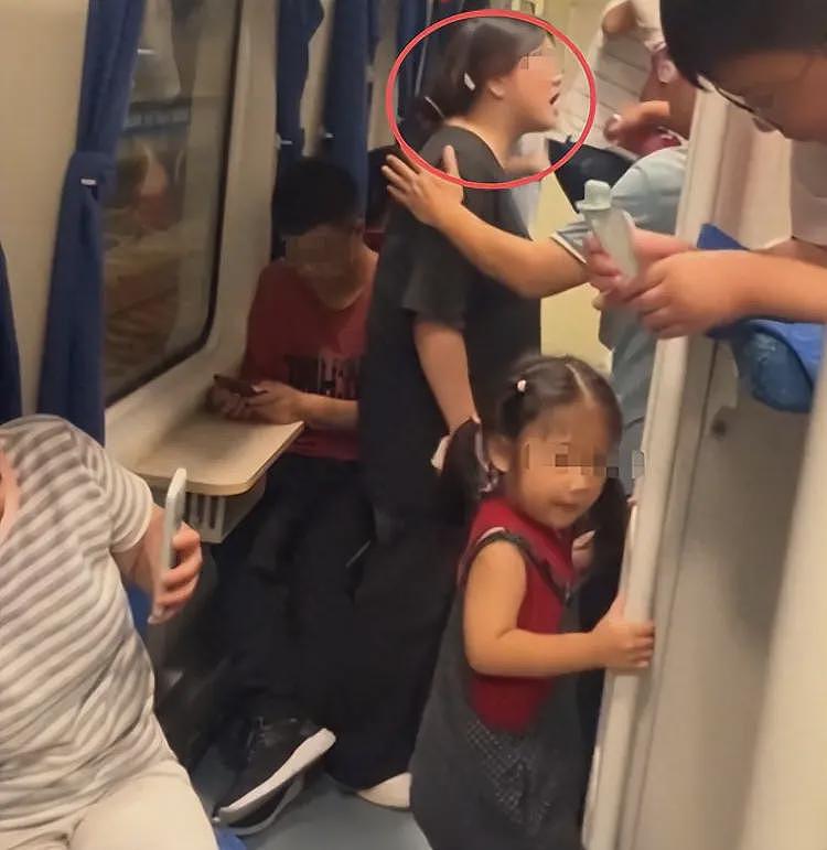 女子换下铺被拒后续:怒怼大哥15分钟,正脸曝光,被指傅首尔长相(组图) - 1