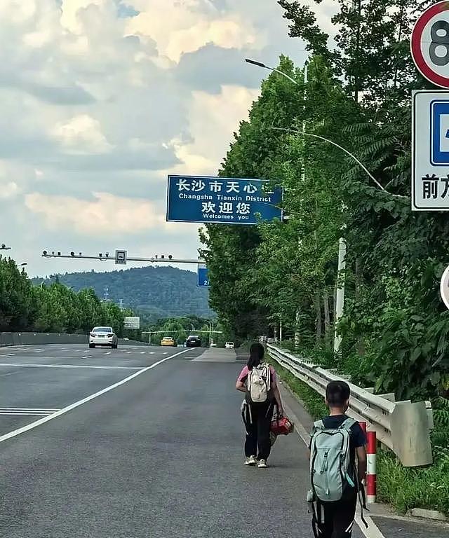 骑电瓶车带两娃跨越2000公里!一家四口17天抵达成都,本人回应:用喜爱的方式带孩子看世界(组图) - 5