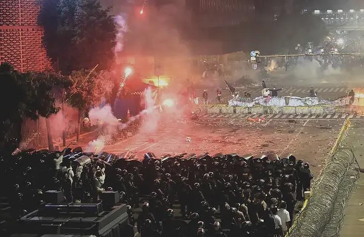 印尼暴民攻破议会、火烧警局！30倍的收入差距，点燃印尼人的怒火（组图） - 8