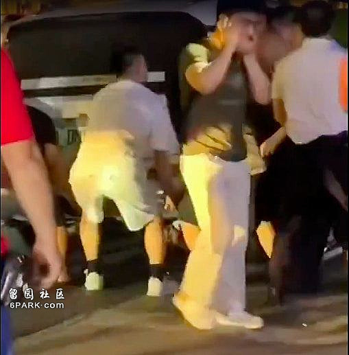 广州车撞路人酿至少6伤 目击者:有个小孩在车底(组图) - 4
