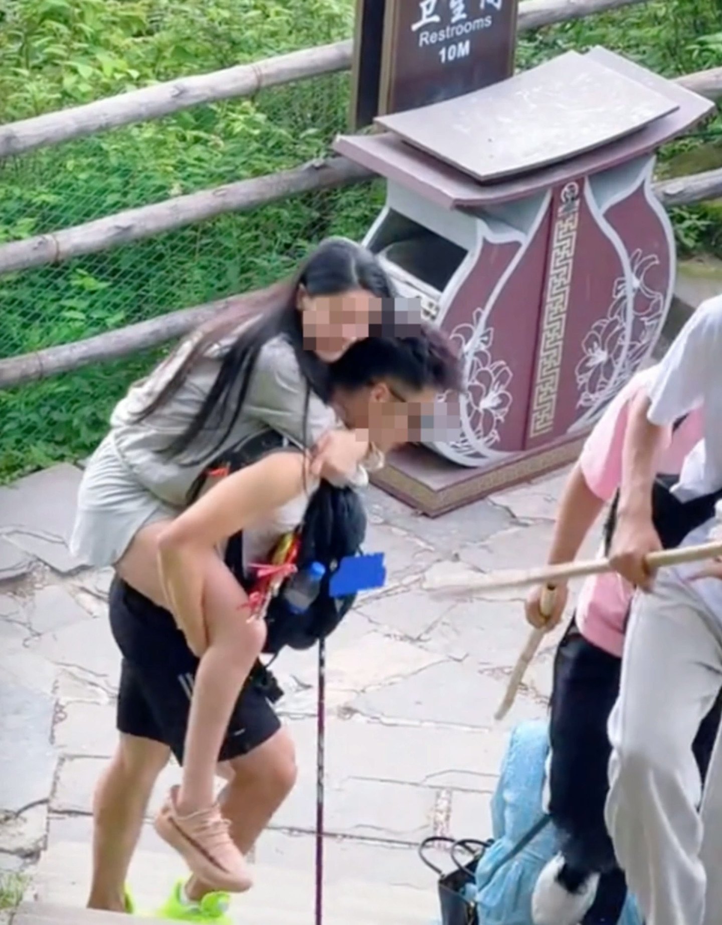 峨眉山帅哥陪爬肉体接触太多陷色情争议,领队回应(组图) - 2
