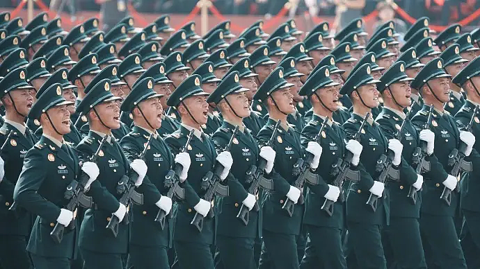 外网也热议!中国阅兵神器震撼外国网友,有人看完酸酸自嘲:我们的烂游行就手里拿个无人机走来走去…(组图) - 9