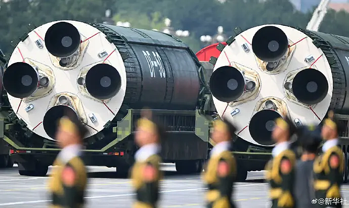 外网也热议!中国阅兵神器震撼外国网友,有人看完酸酸自嘲:我们的烂游行就手里拿个无人机走来走去…(组图) - 23