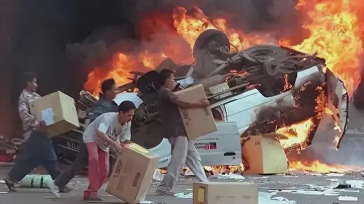 印尼暴民攻破议会、火烧警局！30倍的收入差距，点燃印尼人的怒火（组图） - 12