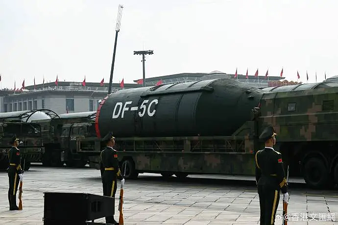 外网也热议!中国阅兵神器震撼外国网友,有人看完酸酸自嘲:我们的烂游行就手里拿个无人机走来走去…(组图) - 19