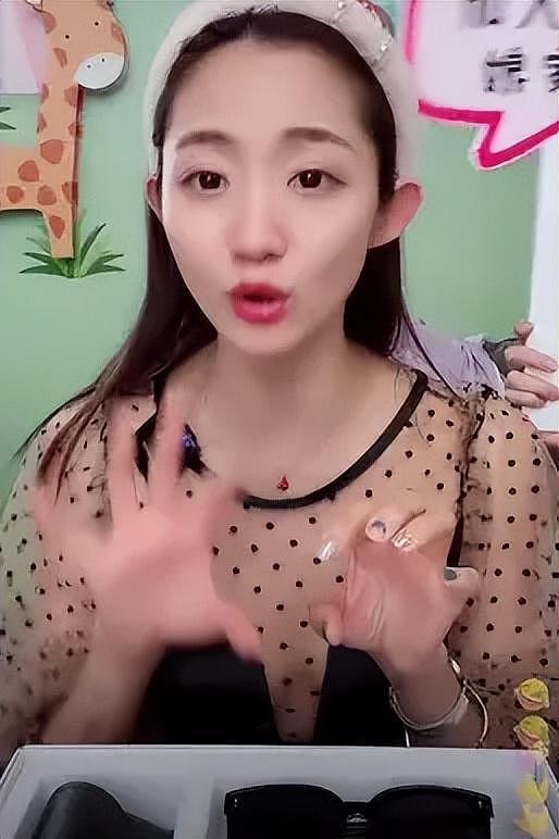 万千惠全网捂嘴惹争议!直播带货搞玄学,卖水晶话术像传销洗脑(组图) - 15