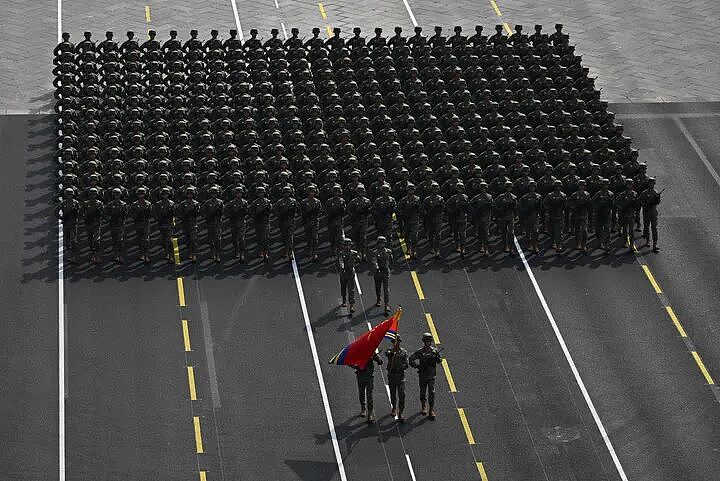 外网也热议!中国阅兵神器震撼外国网友,有人看完酸酸自嘲:我们的烂游行就手里拿个无人机走来走去…(组图) - 35