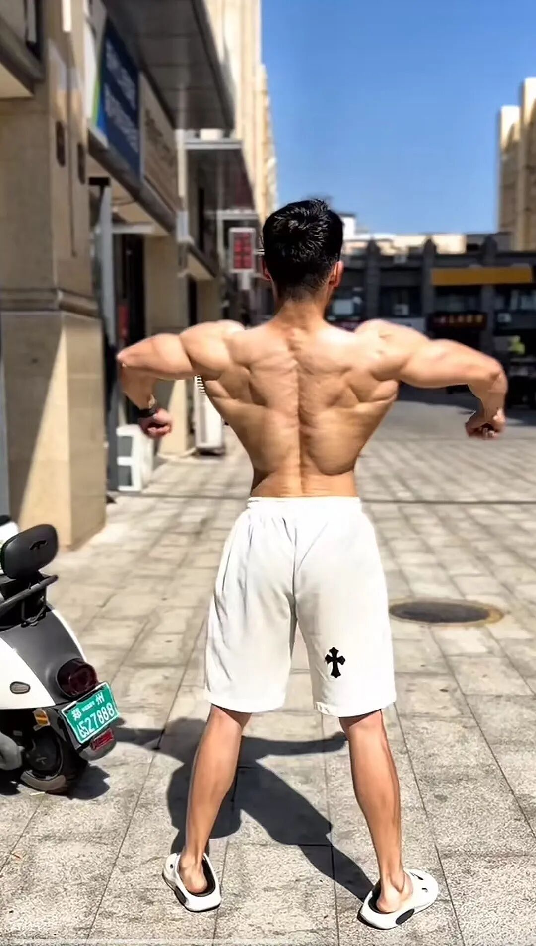 【帅哥】健身圈中肌肉最养眼的男人！他那八块腹肌与铠甲背，足够秒杀99%健身爱好者（组图） - 3